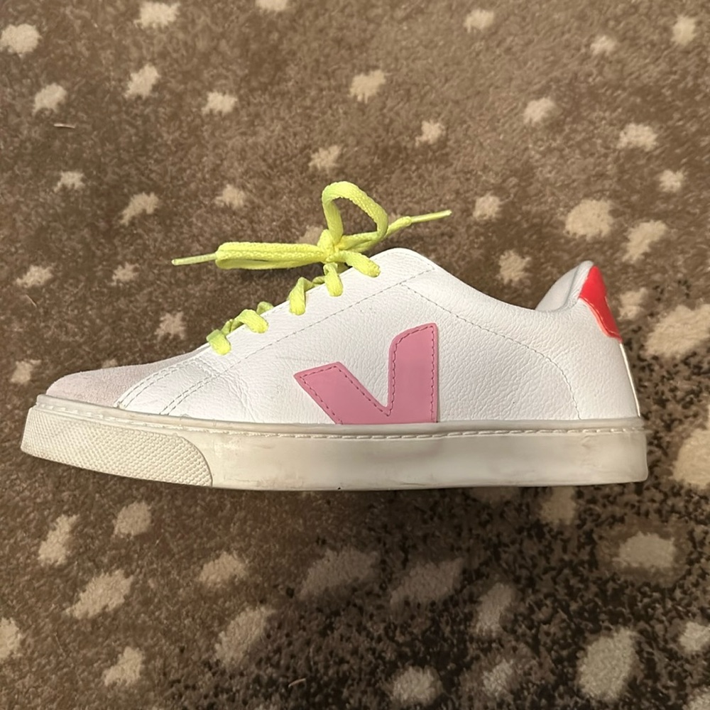VEJA kids US size 3 or UK size 2.5 sneakers